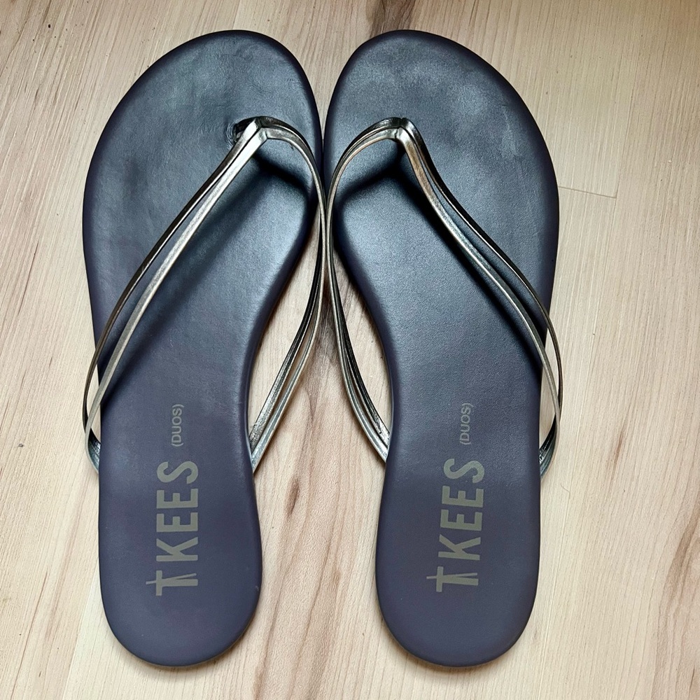 TKEES Duos Flip Flops Metallic Silver/Gray Blue Sz. 9.5